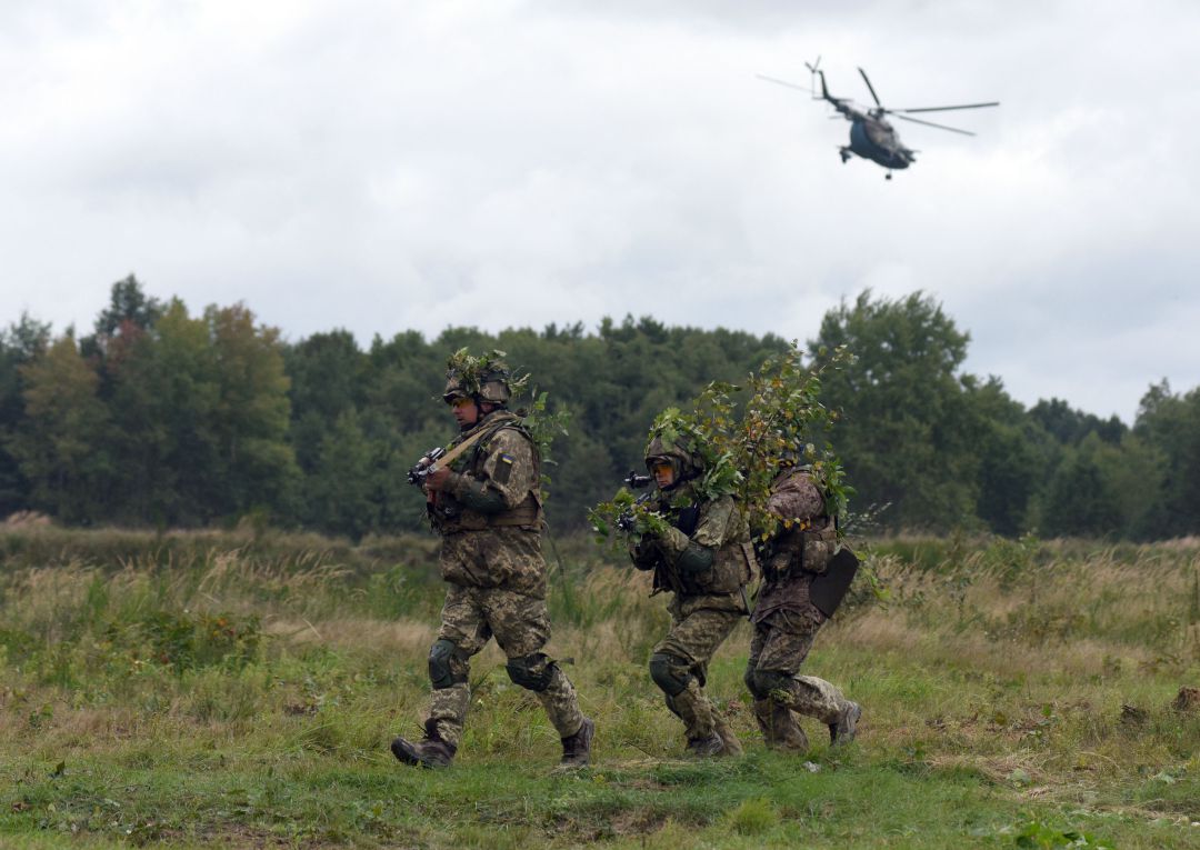 Combatientes ucranianos en la frontera con Rusia preparándose para el conflicto.