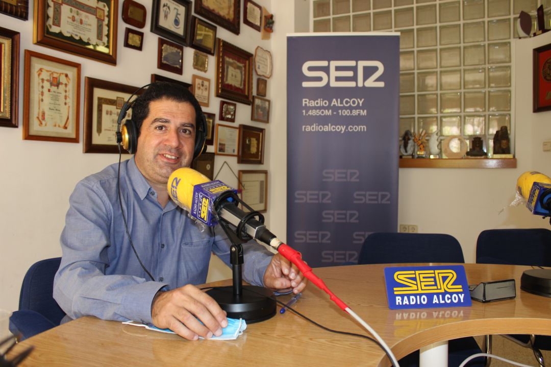 Antonio Francés, alcalde de Alcoy y portavoz de los socialistas en la Diputación de Alicante, en una imagen de archivo en el estudio central de Radio Alcoy.