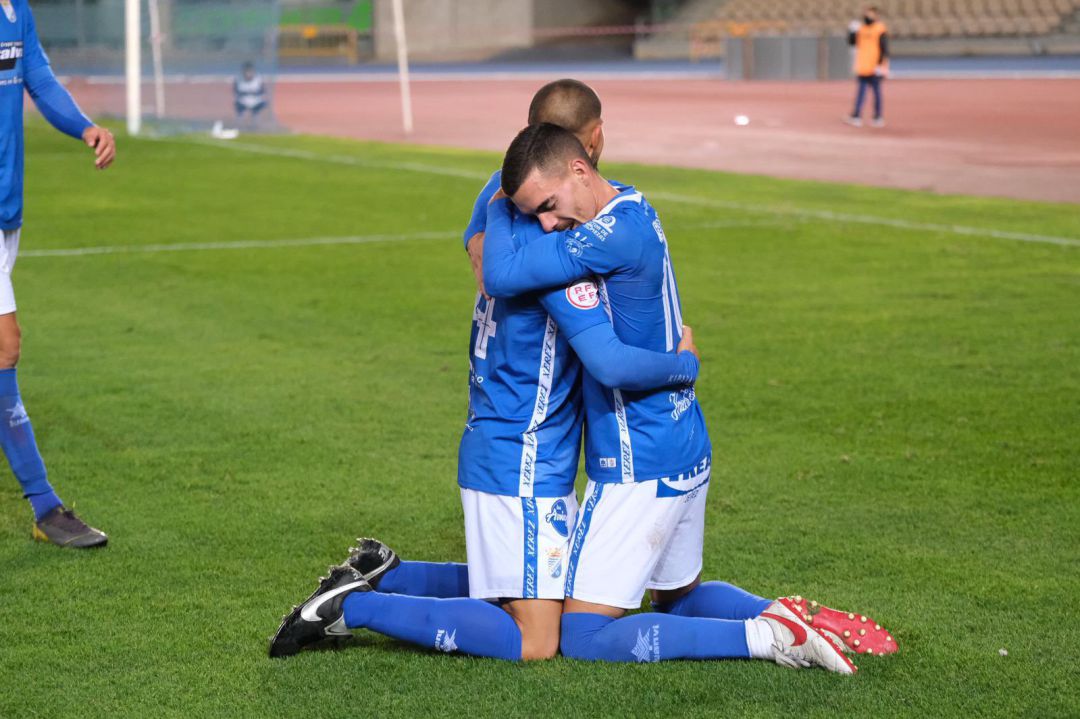Juanito abraza a Lucas Correa tras el gol del uruguayo  