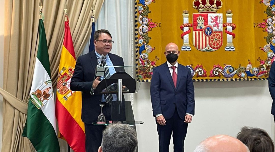 Atencia junto al subdelegado del Gobierno en Málaga, Javier Salas, tras recibir el galardón