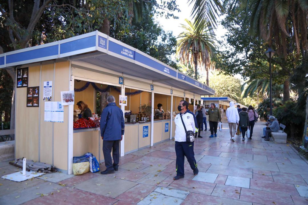 Los puestos de Sabor a Málaga en el paseo del parque de la capital