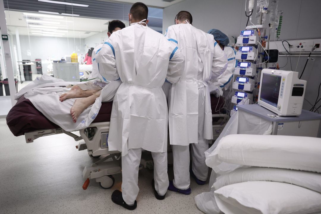 Varios enfermeros atienden a una paciente en la UCI