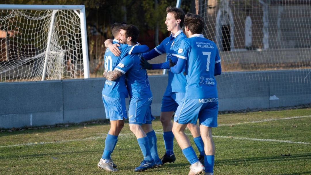 Los jugaores del Villaralbo celebran un gol