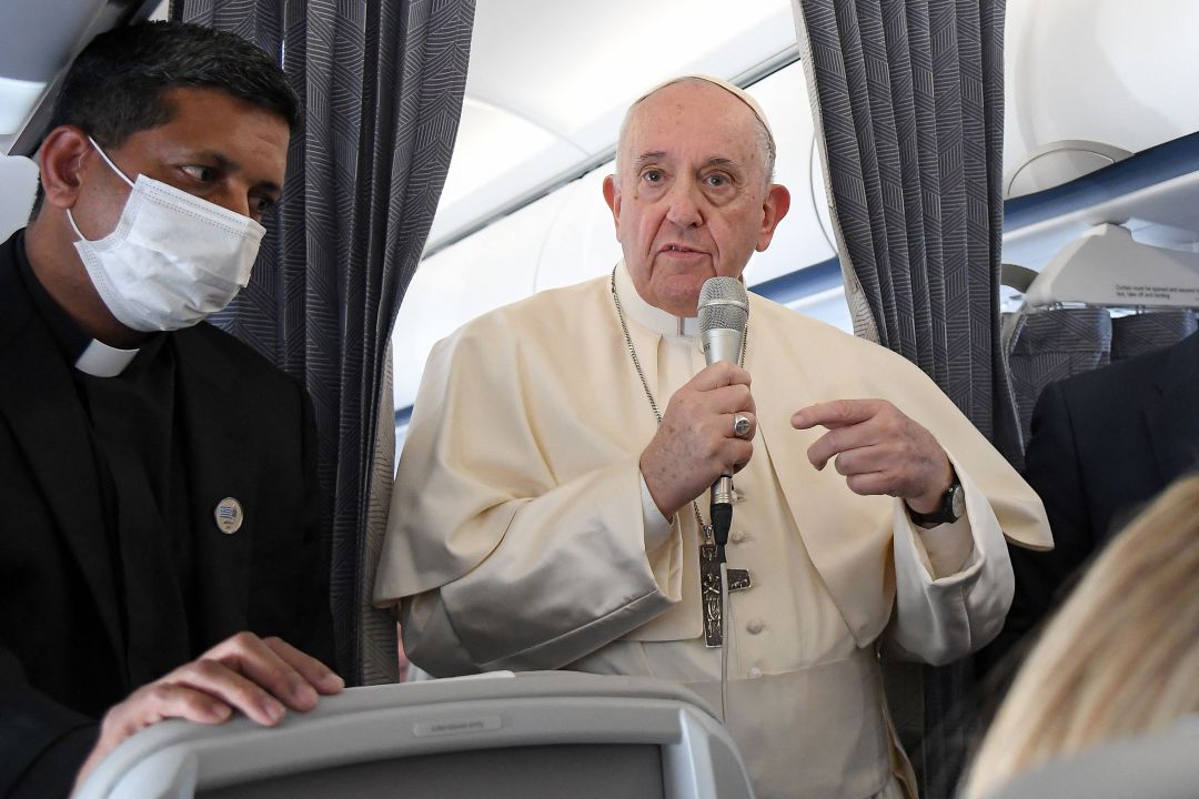 El Papa Francisco, en el avión papal