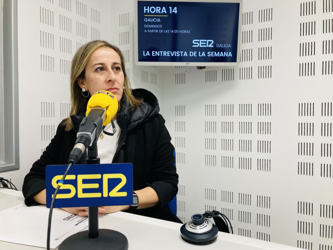 La conselleira de Infraestruturas, Ethel Vázquez, en los estudios de Radio Galicia