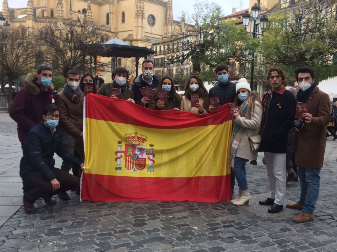 Miembros de Nuevas Generaciones del PP de Segovia en la Plaza Mayor