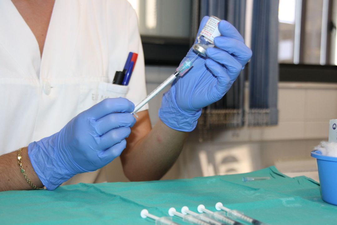 Preparación de una dosis de la vacuna contra la Covid-19