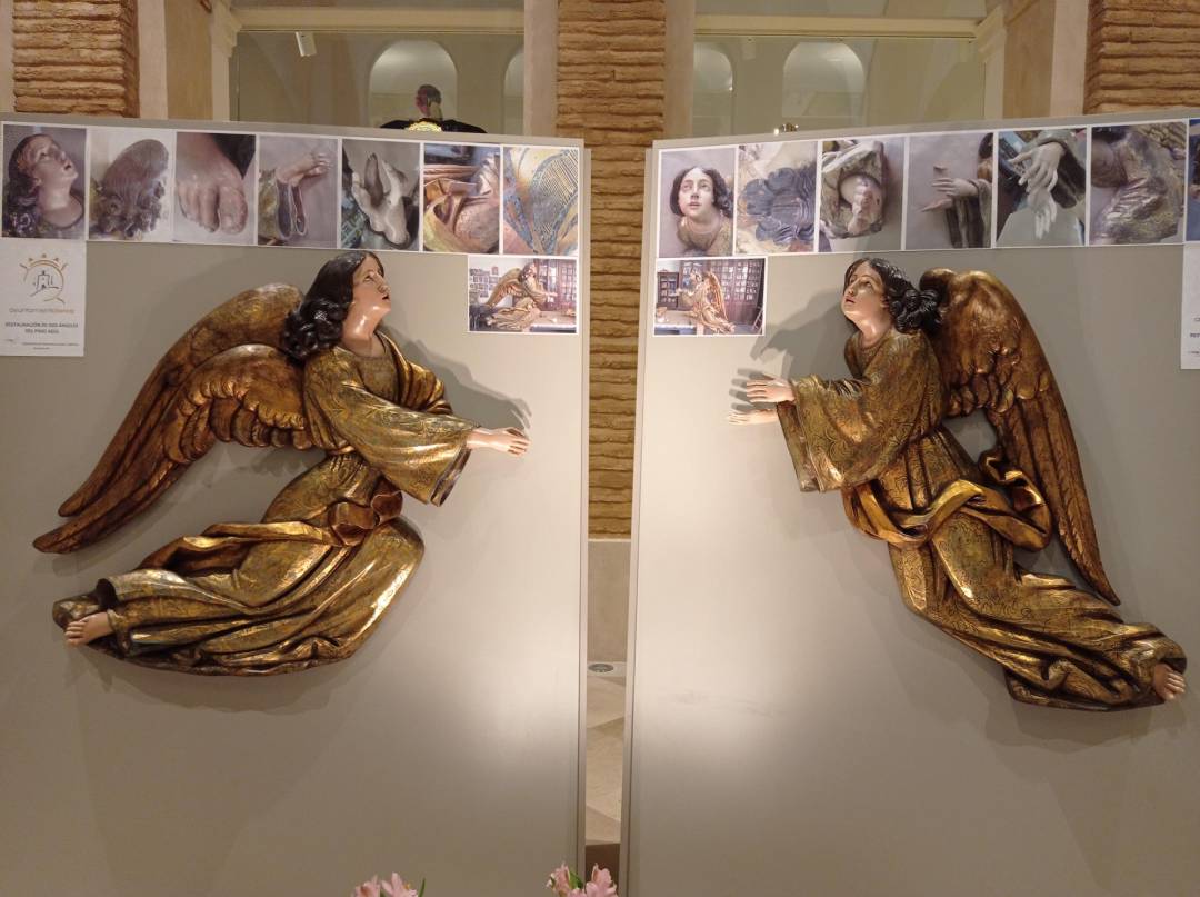 El Ayuntamiento entrega al Paso Azul los dos ángeles pertenecientes al antiguo trono de la Santísima Virgen de los Dolores recuperados por el Taller de Restauración municipal
