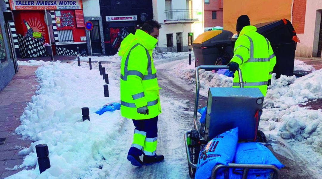 Técnicos municipales transportando sal en Alcobendas