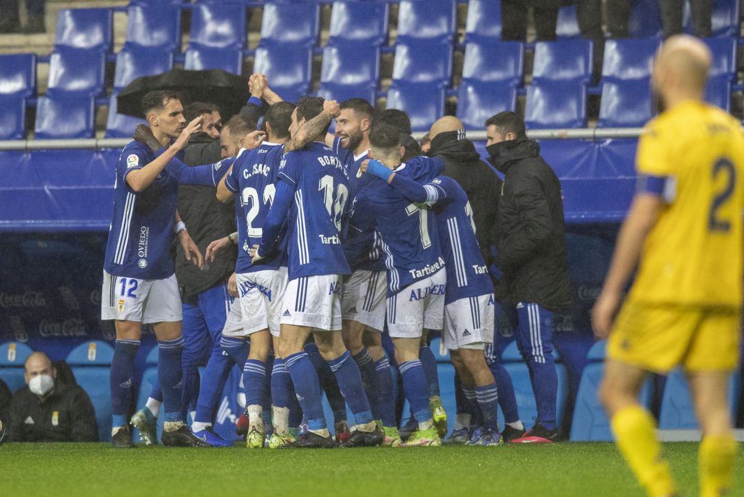 Los jugadores del Oviedo celebran uno de los goles