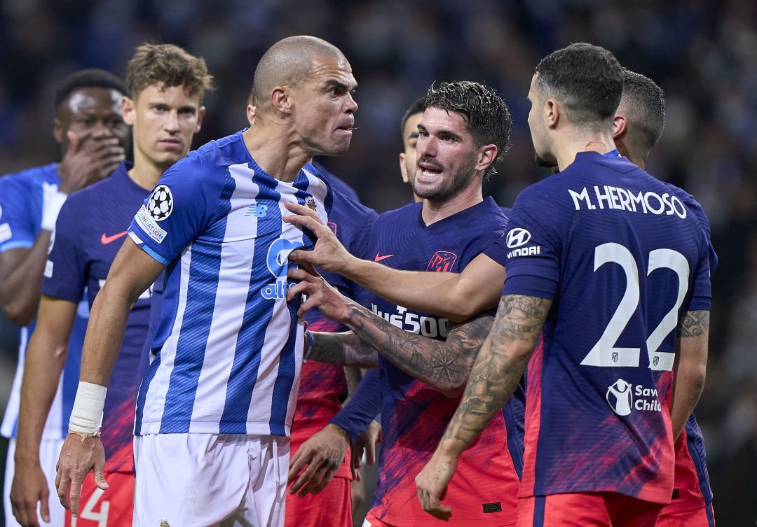 Pepe enzarzado en una jugada con Hermoso, del Atlético de Madrid