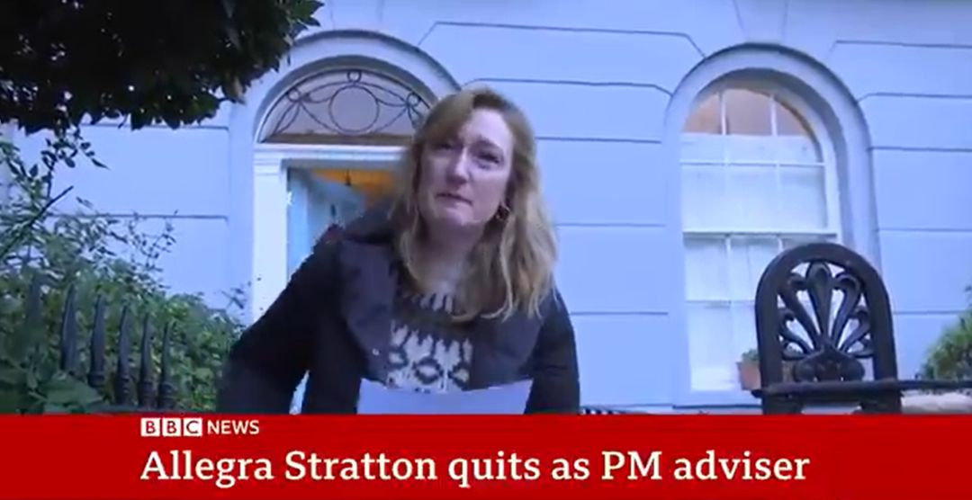 Imagen de la BBC de la comparecencia de Allegra Stratton anunciando su dimisión