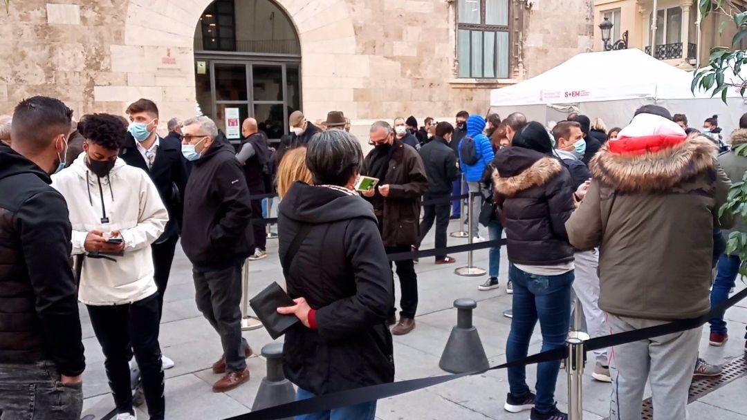 Colas para vacunarse en el punto sin cita habilitado frente al Palau de la Generalitat, este martes