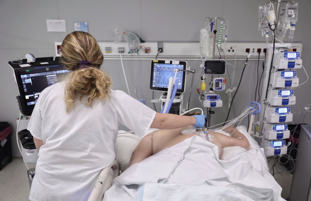 Una enfermera atendiendo a un paciente