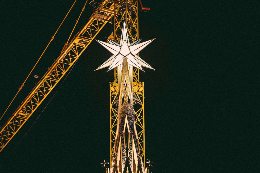 S'encén l'estrella de la torre de la Mare de Déu de la Sagrada Família.