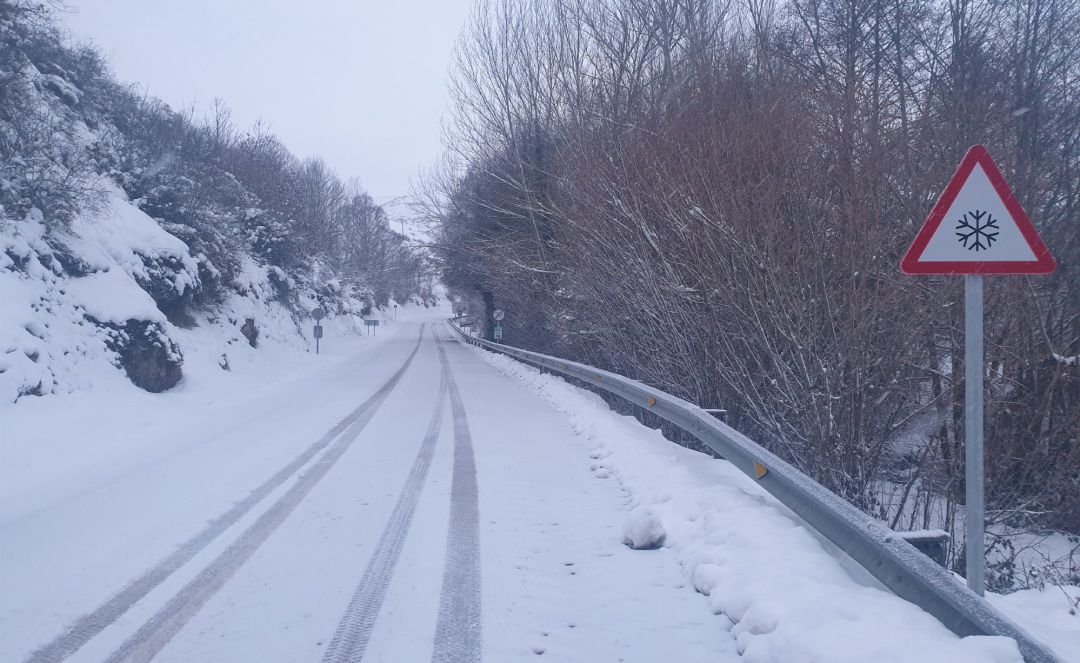 Carretera con nieve en Cantabria.