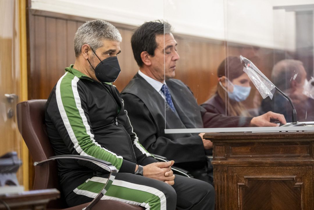 Bernardo Montoya, acusado de la agresión sexual y asesinato de Laura Luelmo, en la sala de  la Audiencia de Huelva a 15 de noviembre
