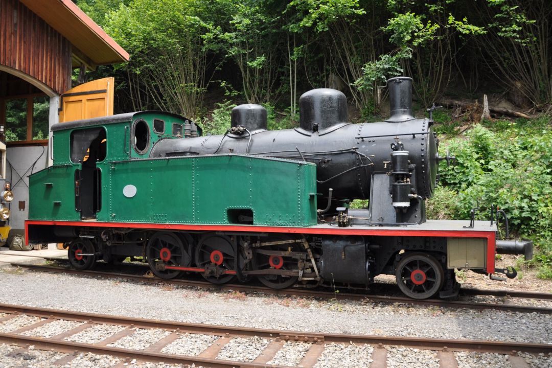 Una locomotora de l'antiga línia d'Olot a Girona