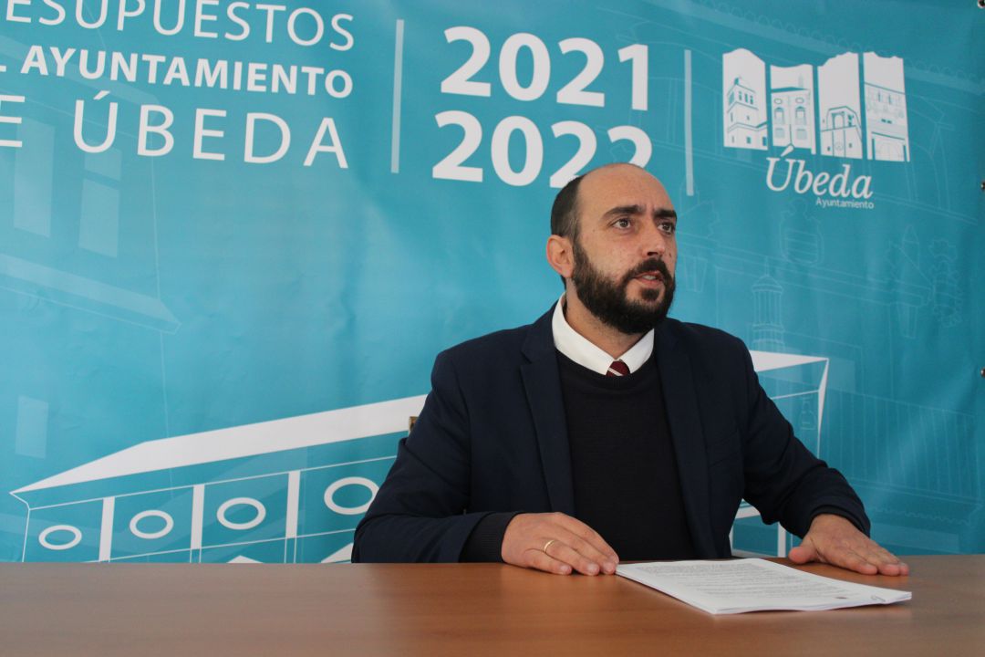 El concejal de Hacienda, Javier Gámez, explica los presupuestos para 2022