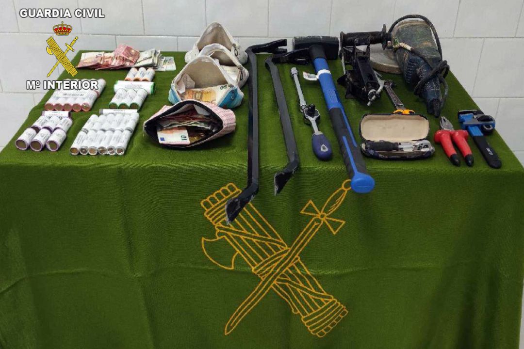 Objetos y dinero recuperado por la Guardia Civil fruto de varios robos en la provincia de Jaén.