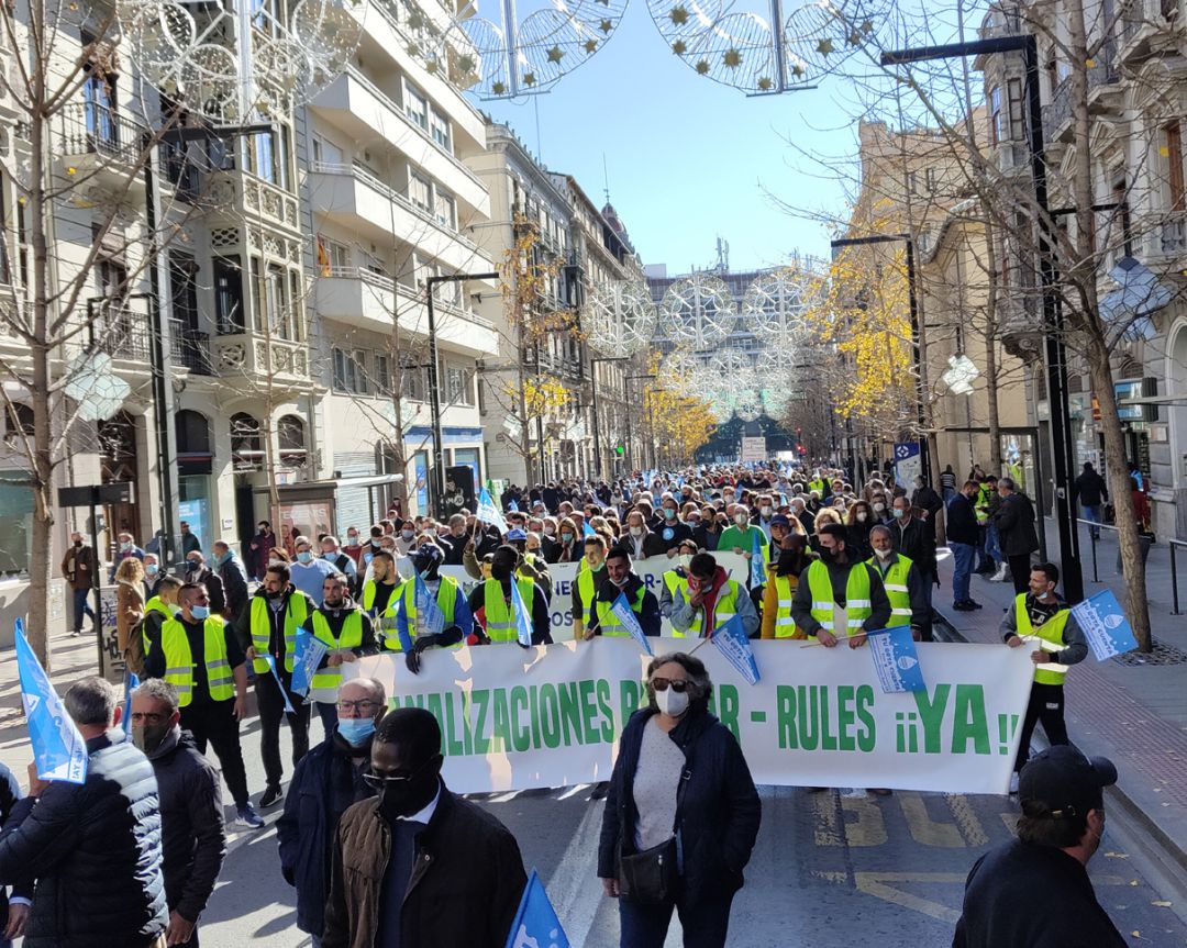 Unas 2.000 personas se han manifestado en Granada para exigir, entre otros asuntos, los riegos de la presa de Rules
