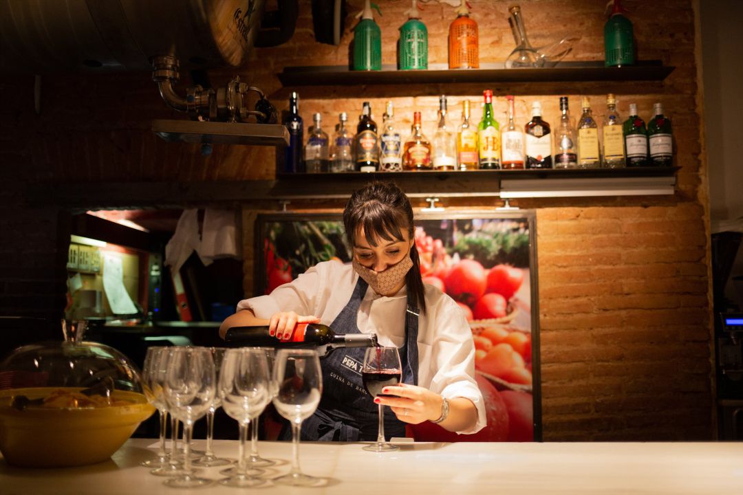Una camarera sirve una copa de vino (archivo).