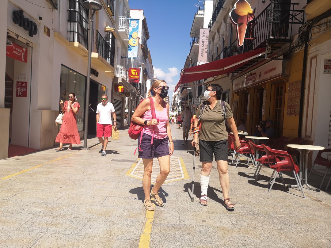Dos visitantes pasean por la carrera Espinel, uno de los puntos más transitados de la ciudad