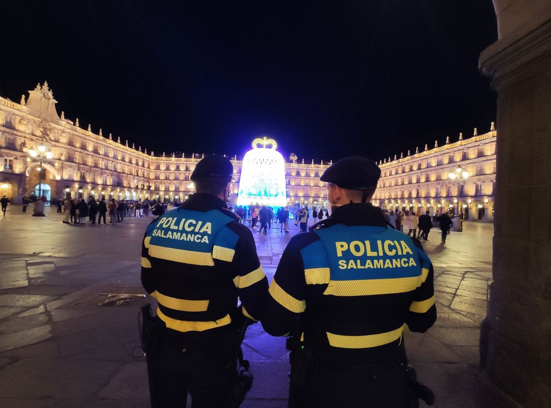 Imagen de la Policía Local patrullando en la Plaza Mayor