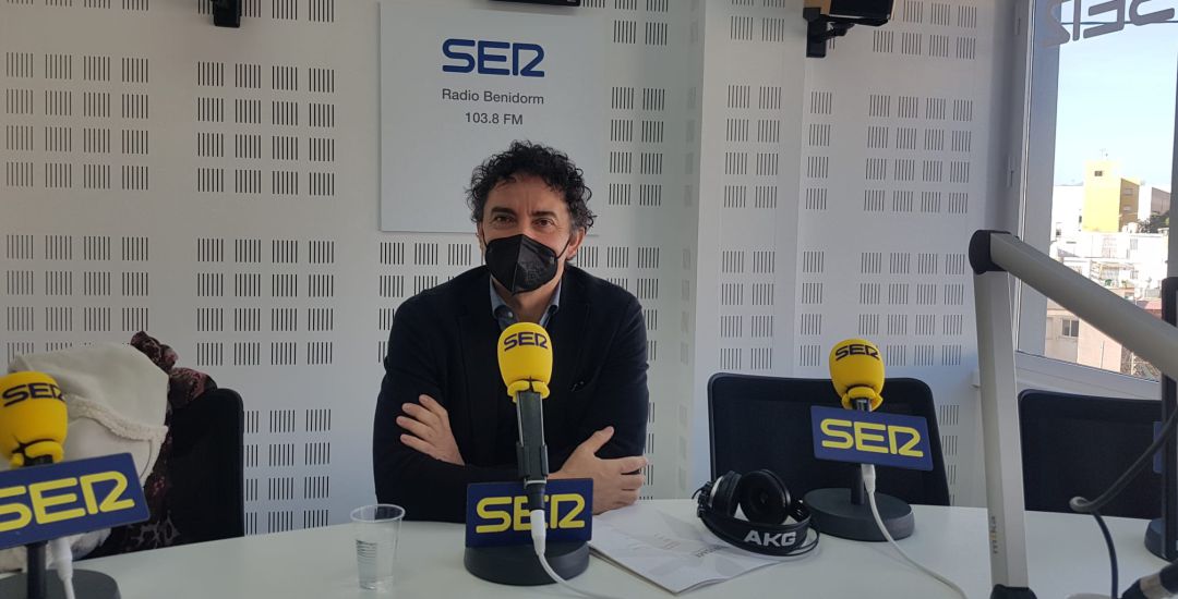 El Secretario Autonómico de Turismo, Francesc Colomer, en los estudios de Radio Benidorm