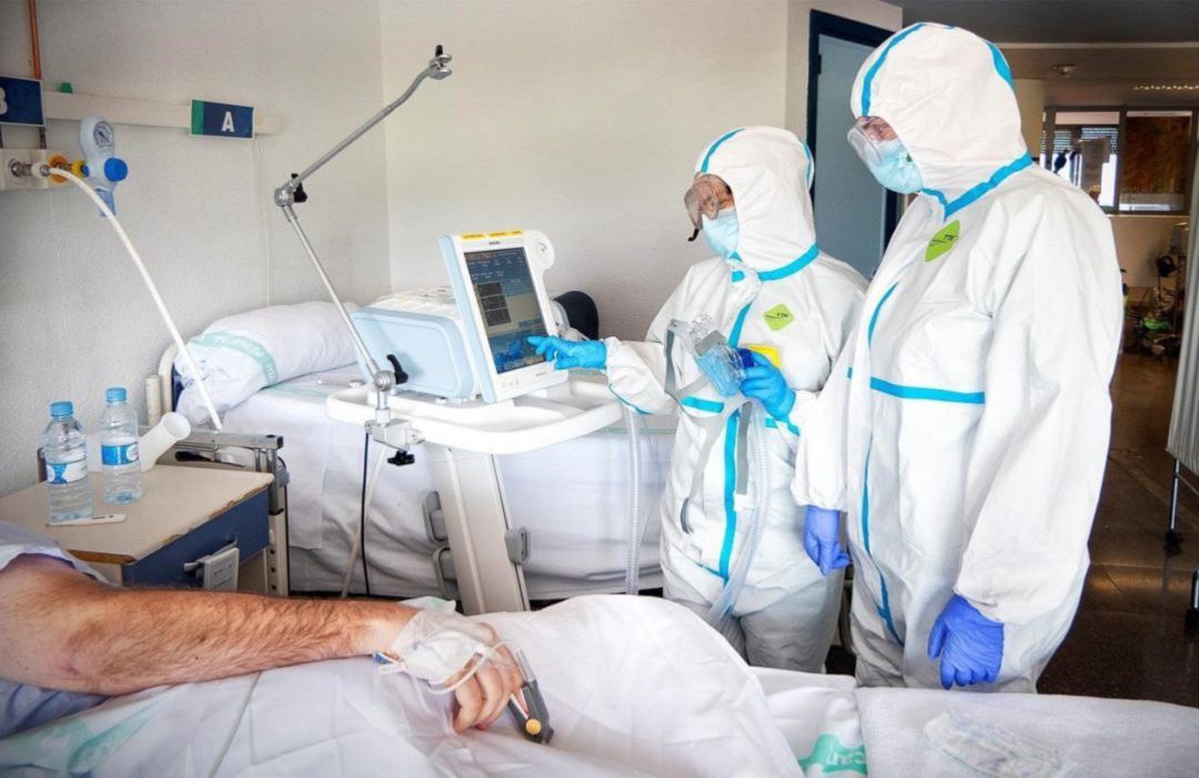 Paciente de Covid-19 atendido por profesionales sanitarios