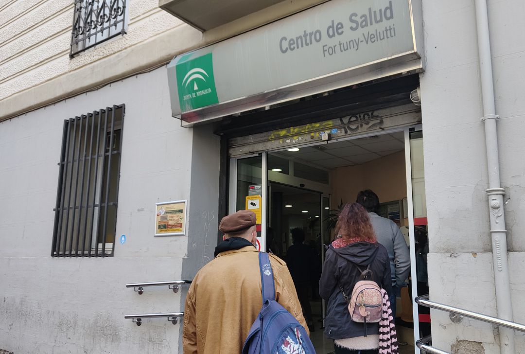 Cola permanente de usuarios en este centro de salud de Granada. Llega desde el mostrador interior de atención hasta la calle durante buena parte de cada mañana