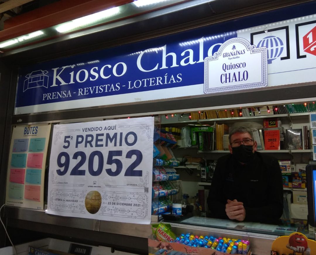 El kiosko de Plaza Nueva (Granada) ha venido un décimo de uno de los quintos premios de la Lotería de Navidad de 2021