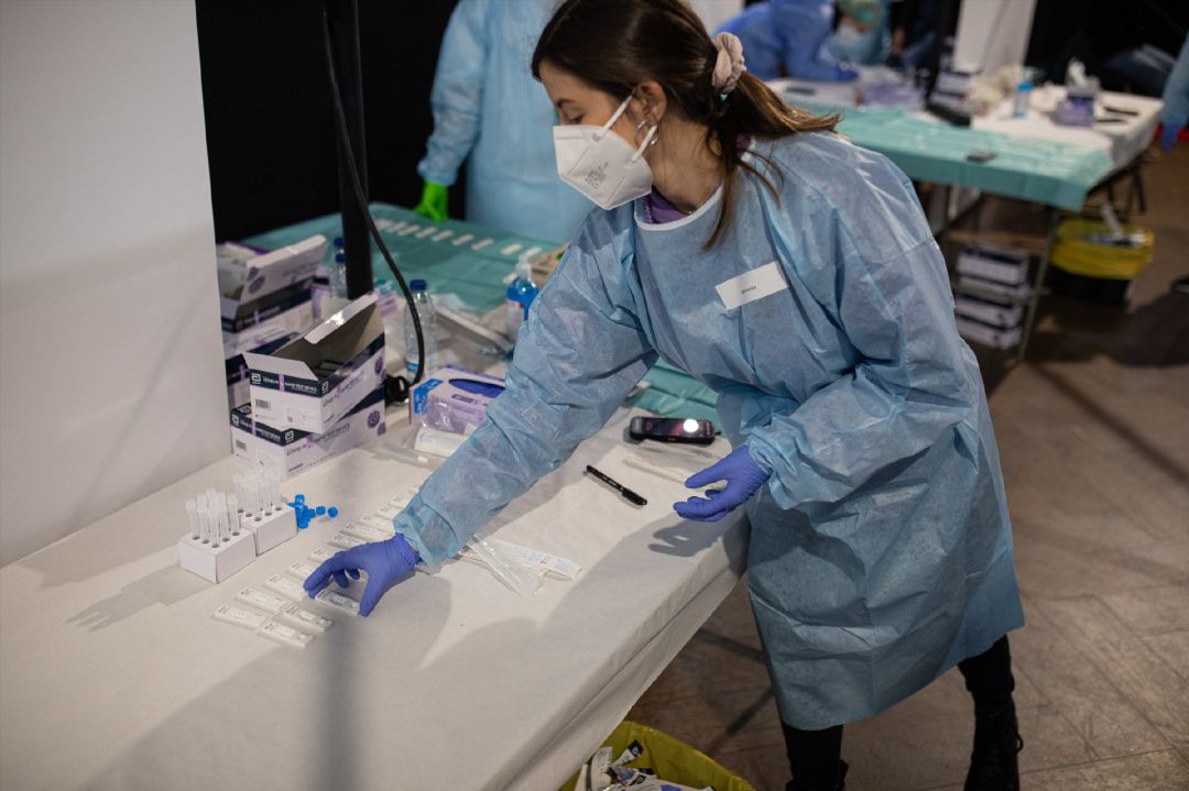 Una sanitaria prepara los test de antígenos rápido (TAR) en la sala Apolo, en Barcelona.