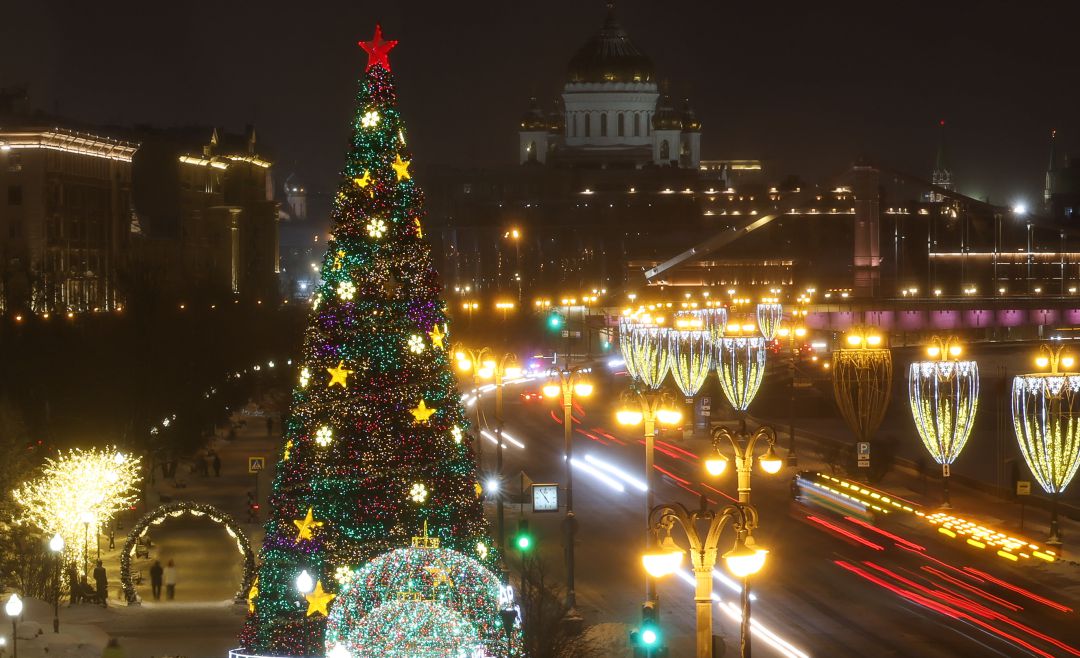 La ciudad de Moscú iluminada por Navidad.