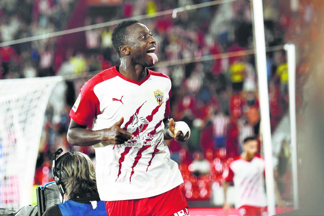 Umar Sadiq celebrando un gol en el Mediterráneo.