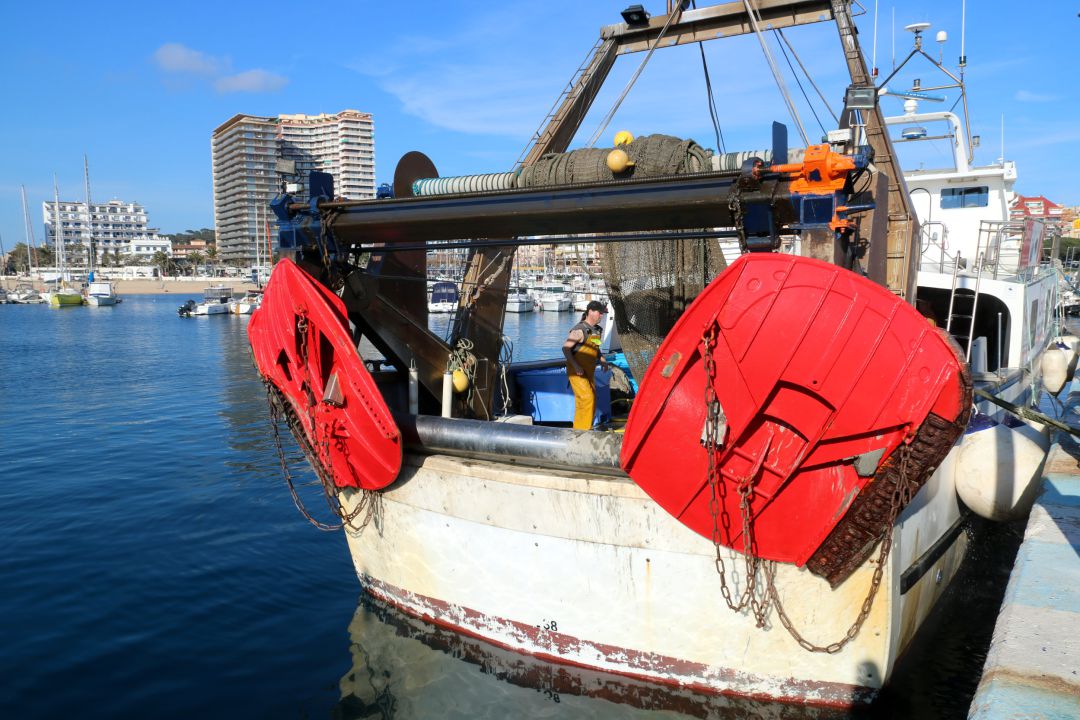 Una embarcació que pesca Gamba de Palamós recollint la xarxa a port
