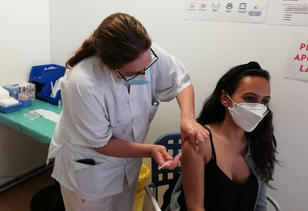 Una enfermera vacuna a una mujer contra el Covid-19