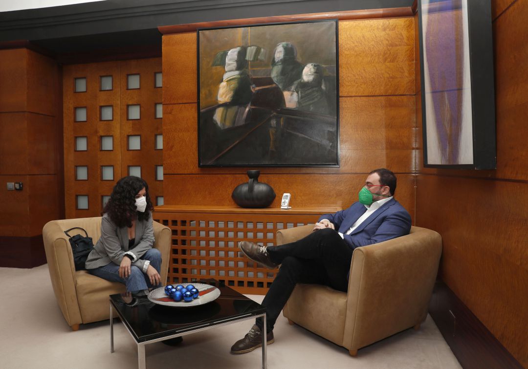 Sofía Castañón conversa distendidamente con el Presidente regional en su despacho oficial