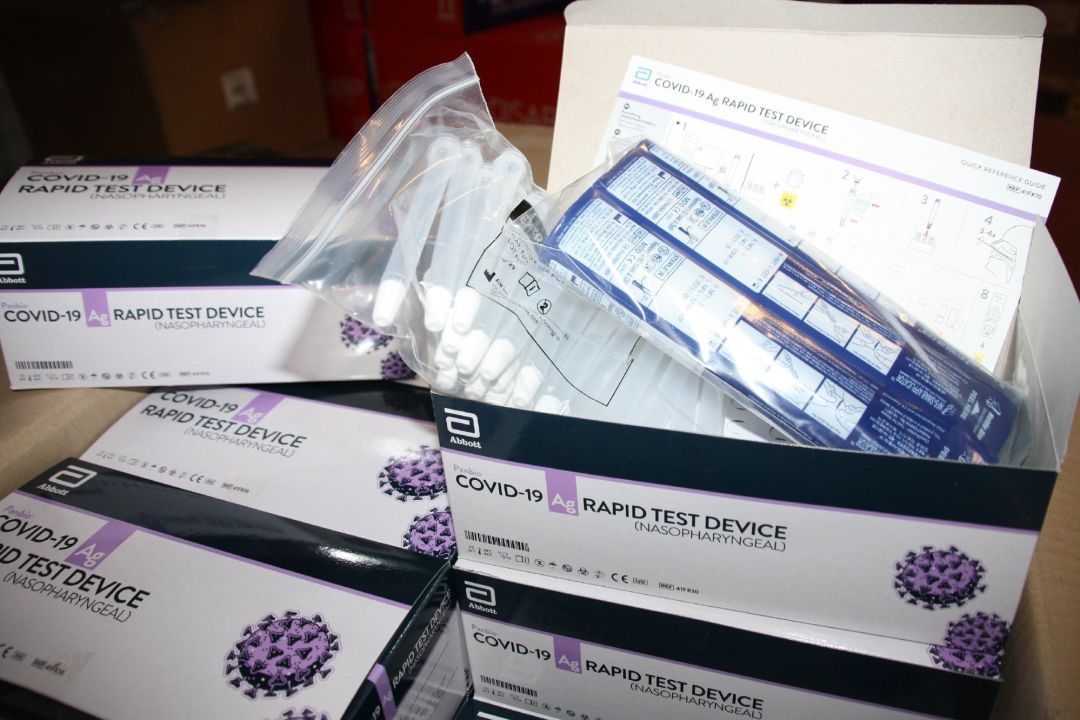 Varias cajas de test de antígenos para su uso profesional
