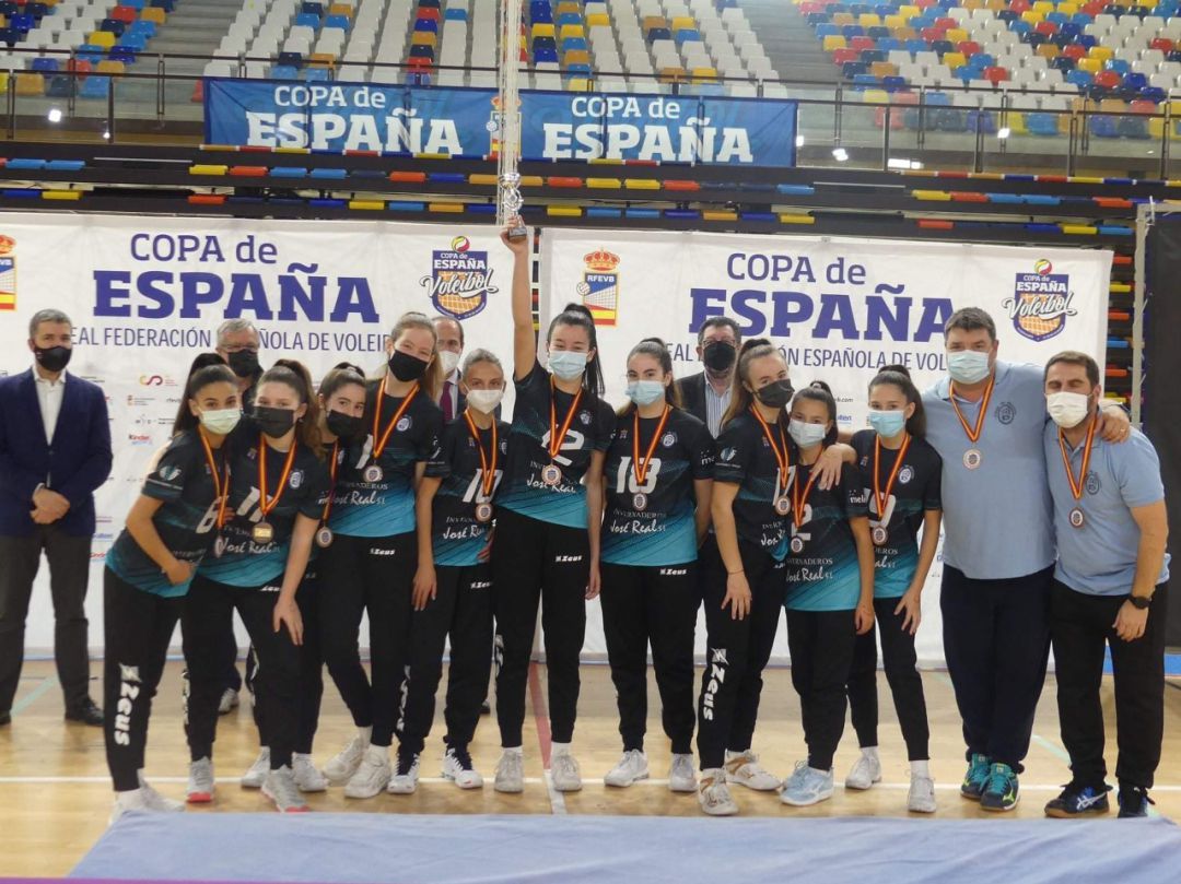Las jugadoras roqueteras en el podio nacional del voleibol.