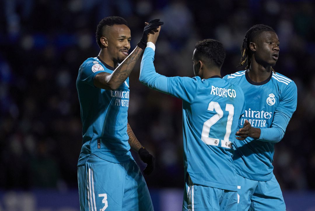 Militao, Rodrygo y Camavinga celebran un gol
