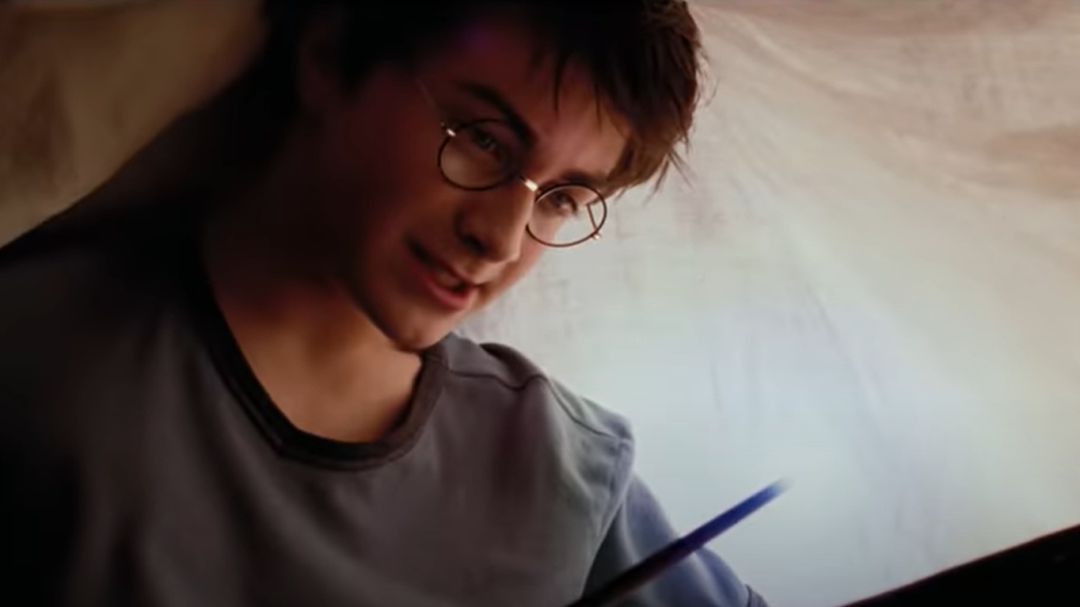 Harry Potter invoca el hechizo lumus.