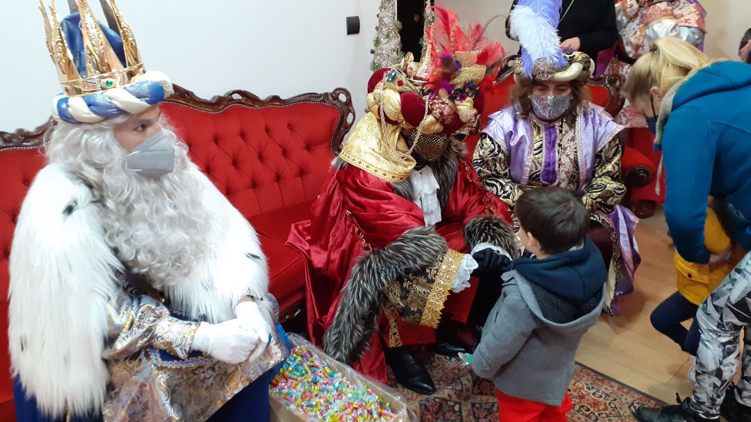 Los Reyes Magos y la Cartera Real, durante el reparto de juguetes
