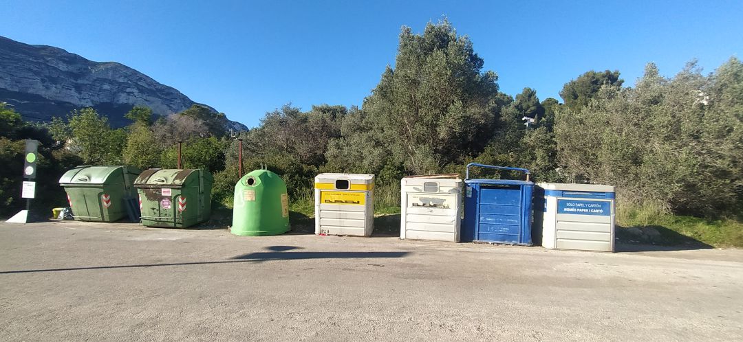 Batería de contenedores aéreos en la zona del Montgó.