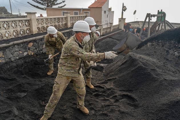 The Military Emergency Unit removes ash from the La Palma volcano.