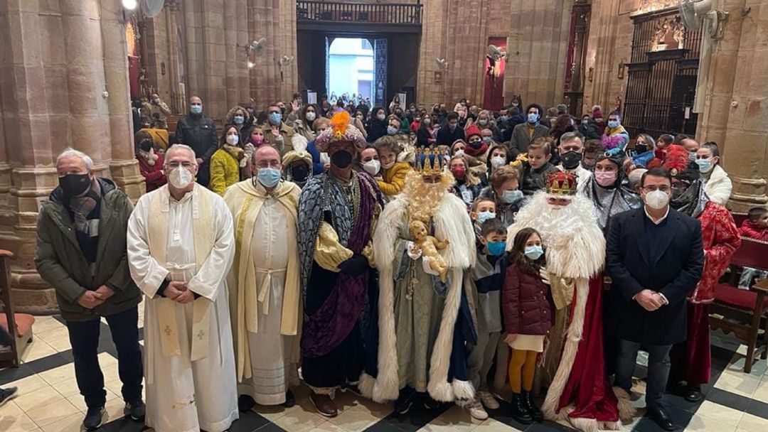Adoración de los Reyes Magos en la Parroquia de Santa María la Mayor.