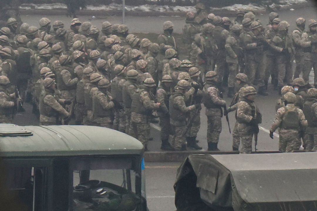 El ejército kazajo en las calles.