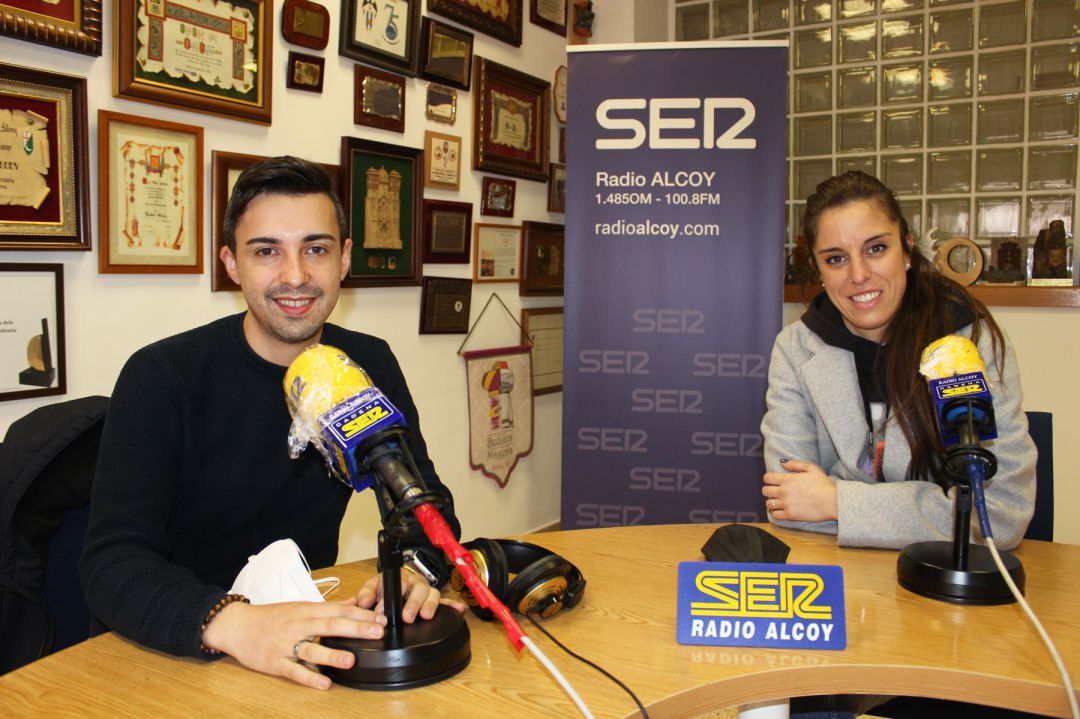 Daniel Cardó y Carla Domínguez, en el estudio de Radio Alcoy