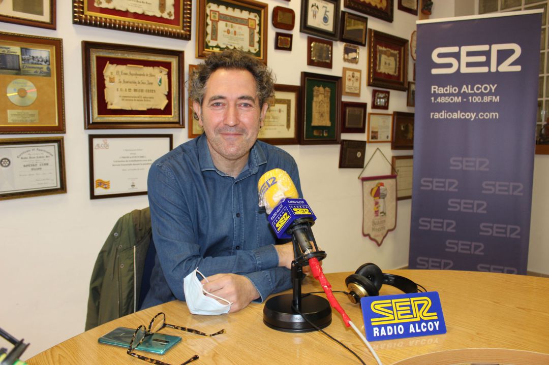 Jordi Vila en l'estudi central de Radio Alcoy