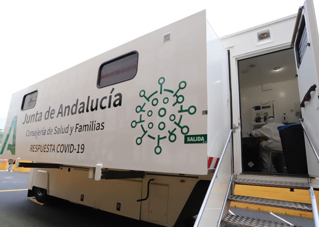 Imagen de archivo del camión utilizado por la Consejería de Salud de Andalucía como unidad móvil para la vacunación contra la covid-19